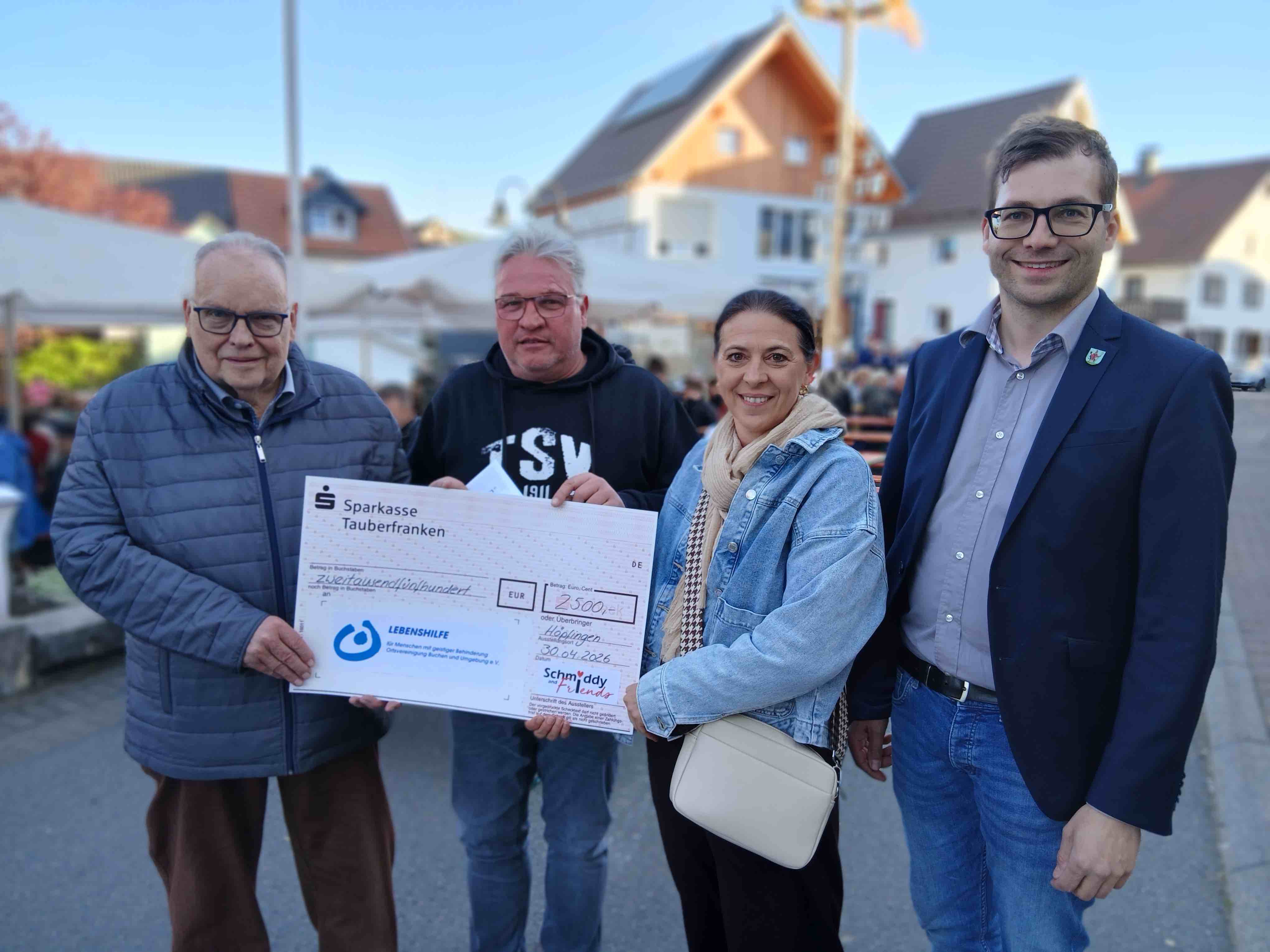 Spendenübergabe nach Müllsammelaktion
